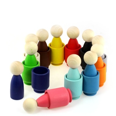 Bonecos de madeira coloridos organizados em círculo