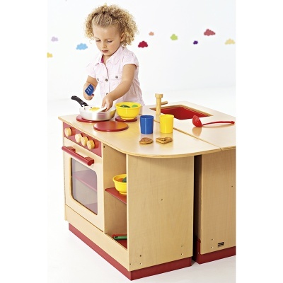 Cozinha de brincar em madeira clara com detalhes vermelhos e acessórios coloridos