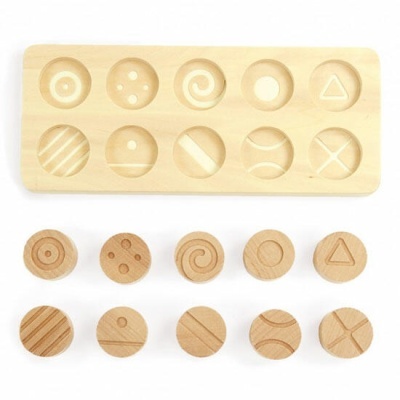 Jogo de encaixe em madeira com base retangular e peças redondas com padrões gravados