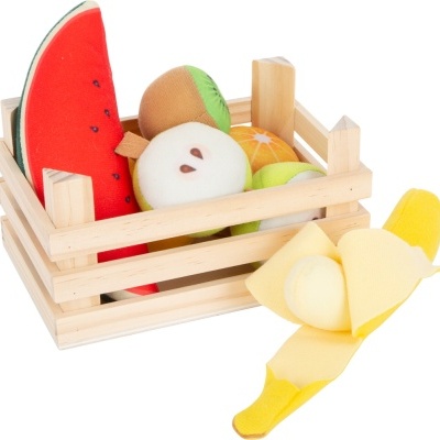 Frutas de brinquedo em madeira e tecido numa caixa de madeira clara