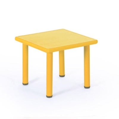 Mesa quadrada amarela com quatro pernas e canto arredondado