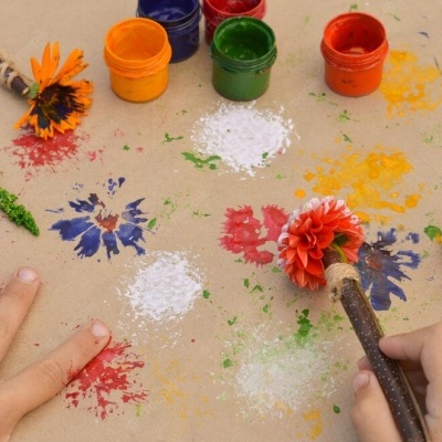 Flores naturais e potes de tinta colorida para pintura em papel