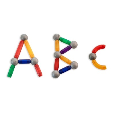 Letras A, B, e C feitas de peças coloridas de plástico e esferas metálicas sobre fundo branco