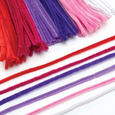 Canos de limpeza felpudos de várias cores alinhados