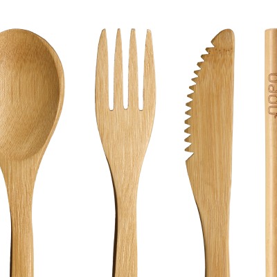 Utensílios de cozinha de bambu e metal com fundo branco
