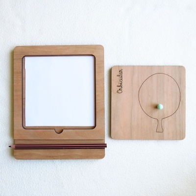 Peças de madeira com desenho de bola de pingue-pongue e suporte para lápis