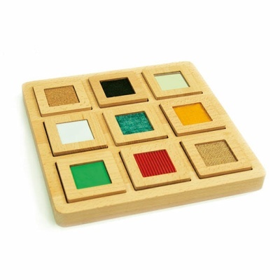 Tabuleiro de madeira com nove quadrados de diferentes texturas e cores