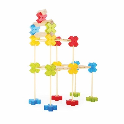 Estrutura de blocos de madeira coloridos em forma de X