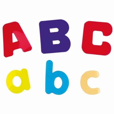 Letras coloridas de plástico maiúsculas e minúsculas