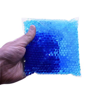 Saco transparente com bolas de gel azuis retangulares segurado por mão