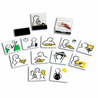 Cartões quadrados com desenhos de personagens em várias ações, fundo branco.