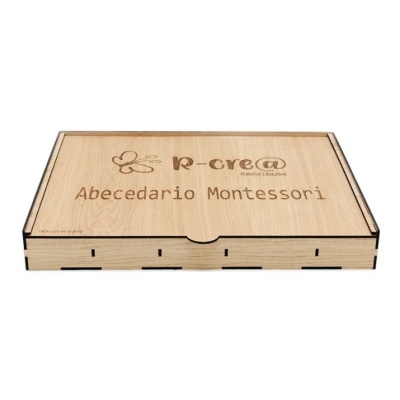 Caixa de madeira clara com gravação Abecedario Montessori