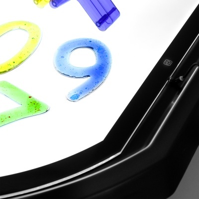 Relógio de parede com números coloridos e moldura preta