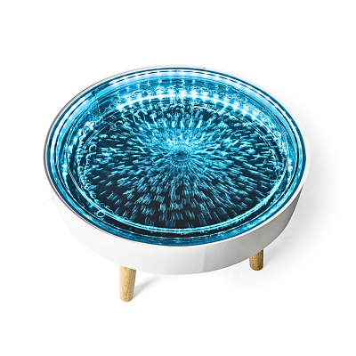 Mesa baixa redonda com tampo de vidro azul e pés de madeira
