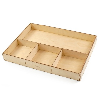 Caixa organizadora de madeira clara com quatro compartimentos