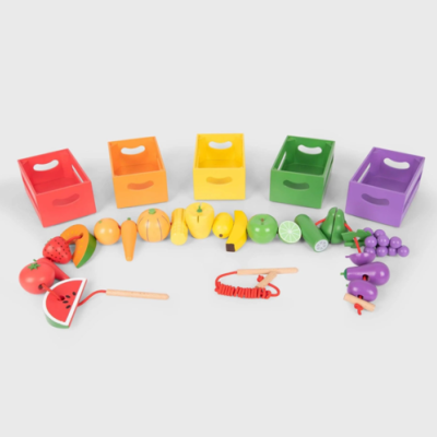 Caixas coloridas com frutas e legumes de brinquedo em madeira