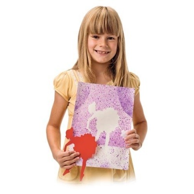 Menina com vestido amarelo segurando quadro com silhuetas de poodles branco e vermelho em fundo roxo.