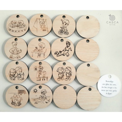 Discos redondos em madeira clara com gravuras infantis e disco branco com texto em português