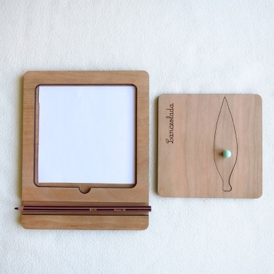 Conjunto de desenhos em madeira clara com lápis e placa de lançadeira