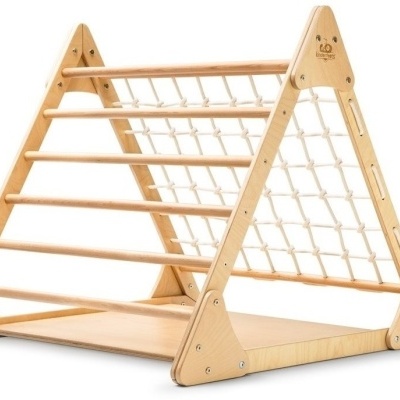 Brinquedo de estrutura triangular de madeira com barras e rede de corda