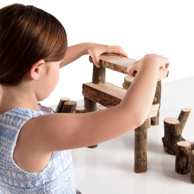 Criança a brincar com blocos de madeira natural