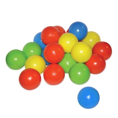 Bolas de plástico coloridas em vermelho, amarelo, verde e azul