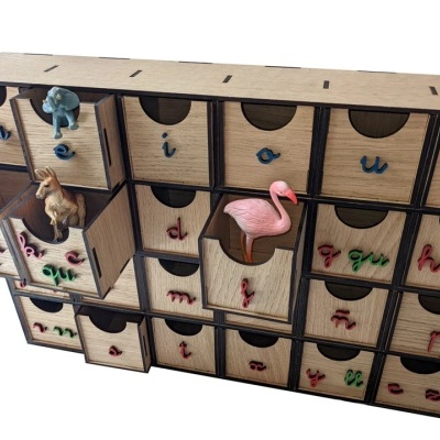 Organizador de madeira com 30 gavetas etiquetadas com alfabetos e figuras de animais