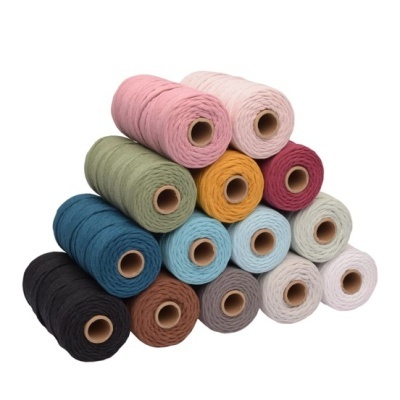 Rolos de fio de várias cores empilhados