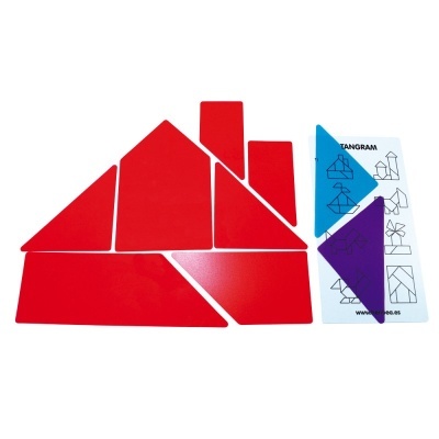 Peças de tangram vermelhas, azul e roxo com cartão ilustrativo branco