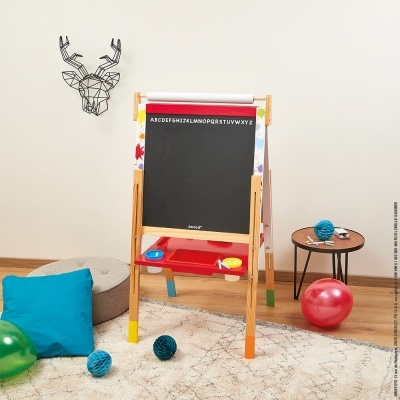 Lousa dupla de madeira para crianças com quadro negro e branco, em sala de brincar com brinquedos e decoração na parede