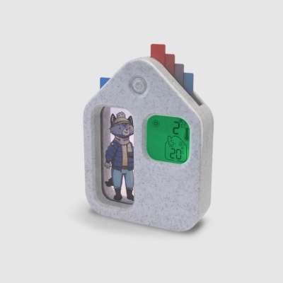 Dispositivo em forma de casa cinza com ecrã digital e figura de animal vestido