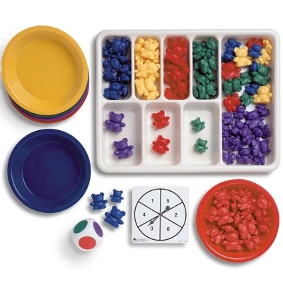 Jogo educativo com peças coloridas em forma de ursos e acessórios de contagem.