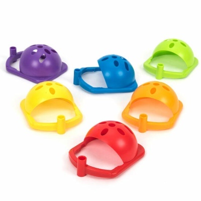 Seis suportes de plástico coloridos, meia esfera com furos, dispostos em fundo branco