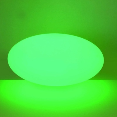 Luz decorativa oval verde sobre superfície branca