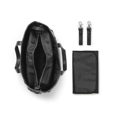 Mala preta aberta com dois acessórios pequenos e um acessório retangular pretos ao lado