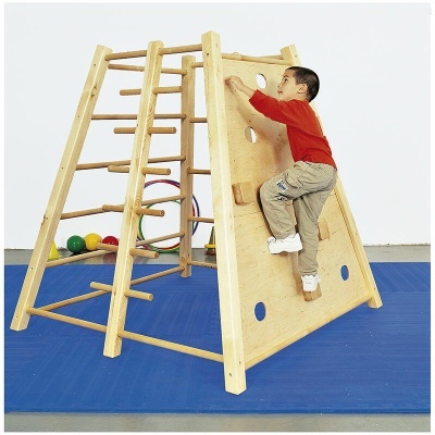 Estrutura de madeira para escalada infantil com menino a subir rampa em piso azul