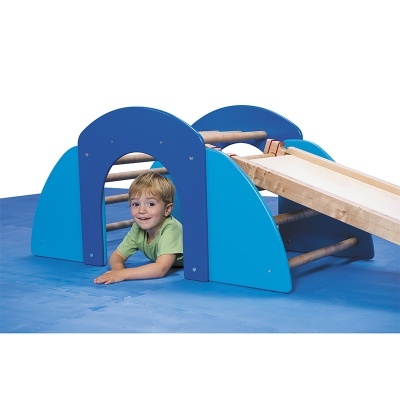 Estrutura infantil de brincar em madeira e azul com túnel e escorrega