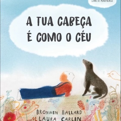 Capa do livro infantil A tua cabeça é como o céu com ilustração de criança e cão no meio de flores sob céu azul