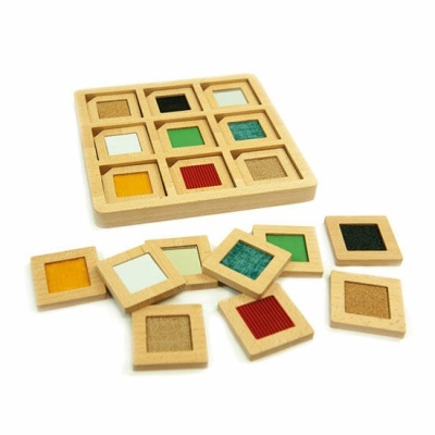 Jogo de encaixe de madeira com peças coloridas e tabuleiro