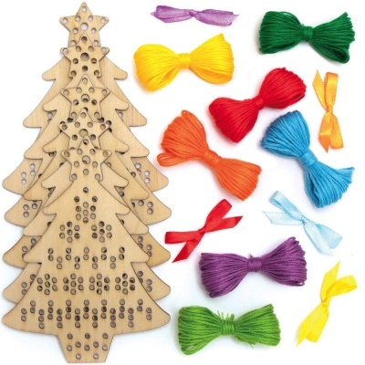 Árvore de Natal em madeira clara com furos para decoração e vários laços coloridos de fios e fita