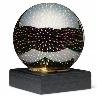 Globo de vidro decorativo com luzes coloridas numa base preta quadrada