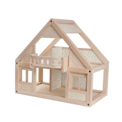 Casa de bonecas em madeira natural com interiores decorados