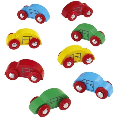 Oito carros de madeira coloridos pequenos em azul, vermelho, amarelo e verde