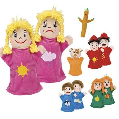 Marionetas de mão coloridas em tecido com desenhos de sol, nuvem, e figuras humanas e animais.