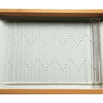 Tabuleiro de madeira com superfície texturada bege e tubo de vidro