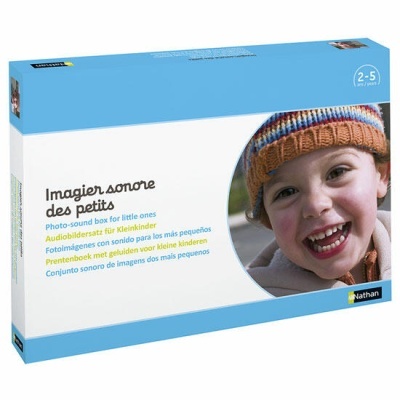 Caixa de produto infantil azul e branca com foto de criança sorridente