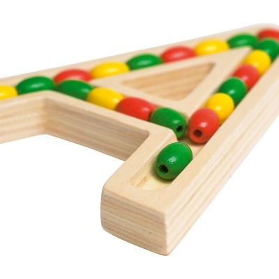 Peça em madeira com bolas coloridas na forma da letra A