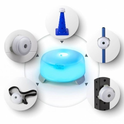 Luz azul redonda com dispositivos brancos montados em suportes variados.