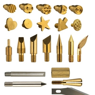 Peças metálicas variadas para gravação ou corte em fundo branco