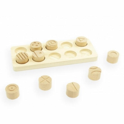 Jogo de peças cilíndricas de madeira com padrões, encaixadas num tabuleiro de madeira claro.